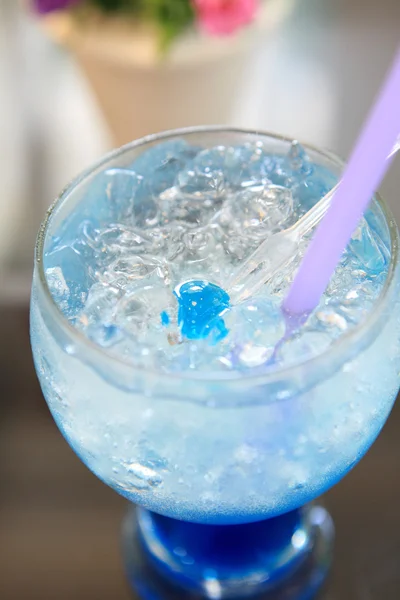 Blauwe cocktail martini met bloem — Stockfoto