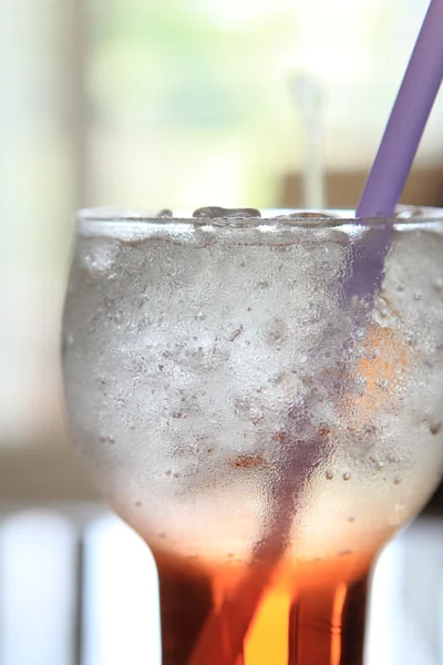 Cocktail de refrigerante vermelho com gelo — Fotografia de Stock