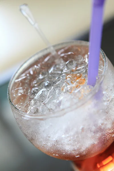 Cocktail de refrigerante vermelho com gelo — Fotografia de Stock