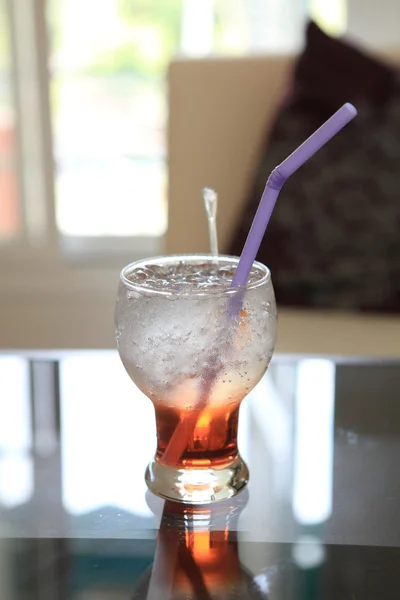 Червоний содовий коктейль з льодом — стокове фото