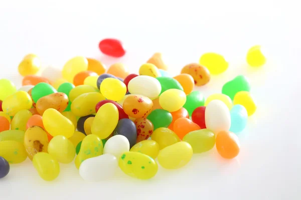 흰색 배경에서 고립 된 색된 달콤한 사탕의 그룹 — 스톡 사진