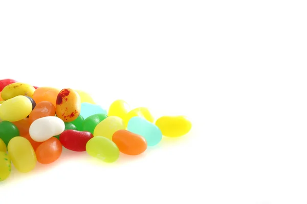 Groupe de bonbons sucrés colorés isolés en fond blanc — Photo