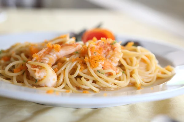Spaghetti met garnalen — Stockfoto
