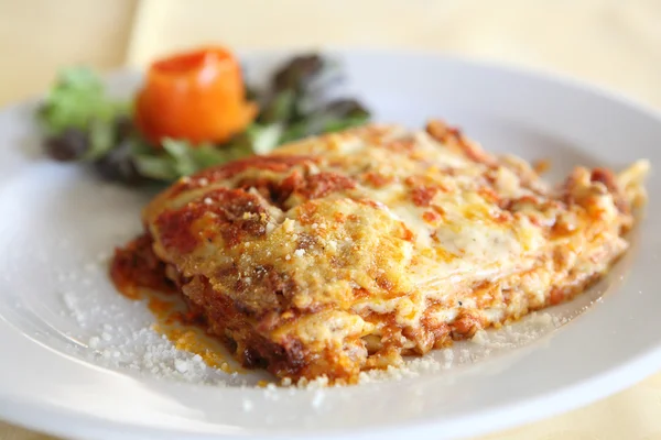 Lasagne z mięsem i serem — Zdjęcie stockowe
