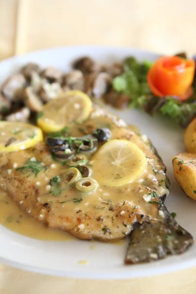 Trout fish with lemon sauce — 图库照片