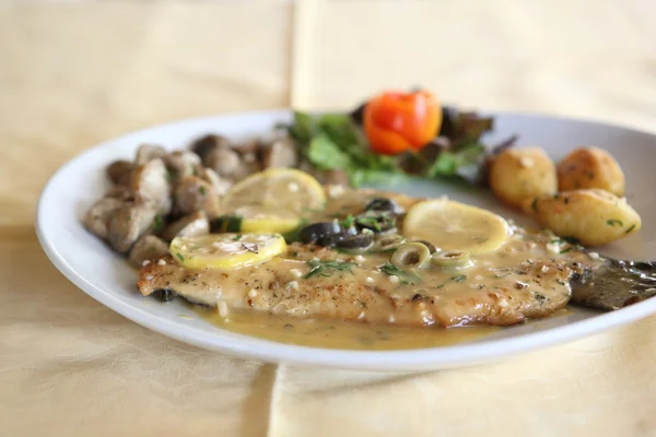 Trout fish with lemon sauce — 图库照片