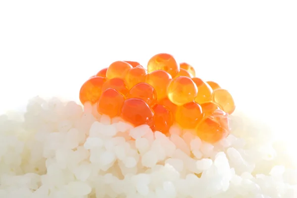 Caviar vermelho sobre arroz isolado em fundo branco — Fotografia de Stock