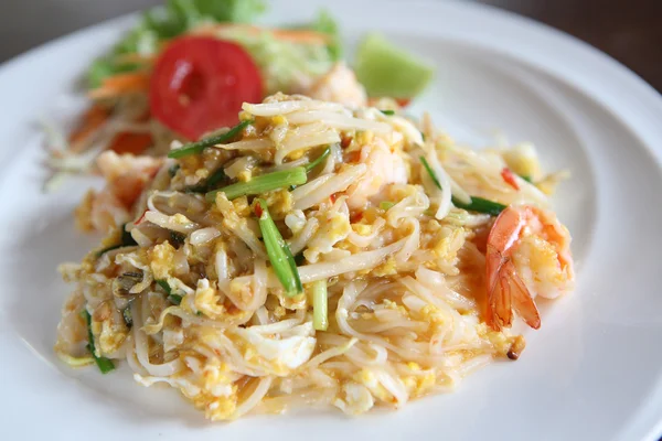 Tajskie jedzenie padthai smażony makaron z krewetkami — Zdjęcie stockowe