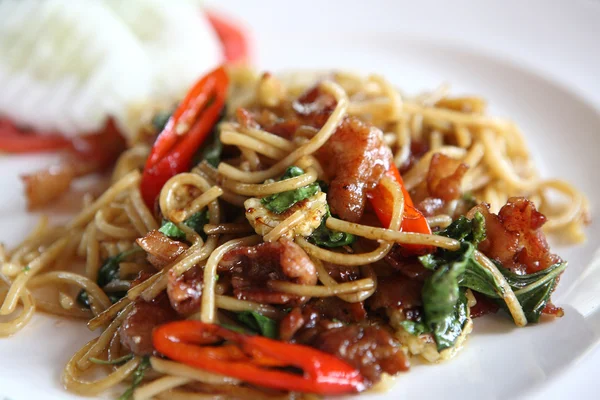 Spaghetti würzig mit Basilikum — Stockfoto