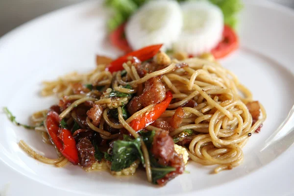 Spaghetti pittige met basilicum — Stockfoto