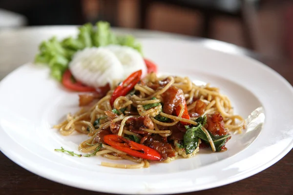 Espaguetis picante con albahaca —  Fotos de Stock