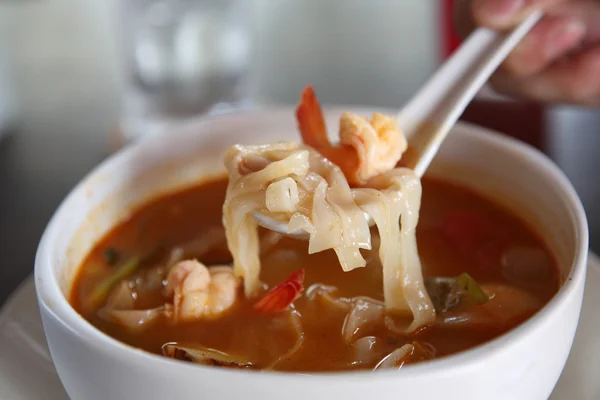 トムヤムクン スープ伝統的なタイのスパイシーなエビのスープ麺 — ストック写真