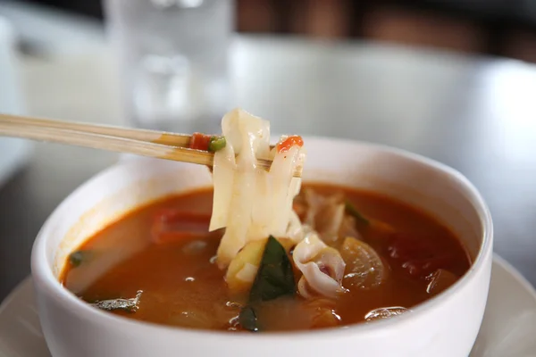 Tom Yum soup Thai traditional spicy prawn soup with noodle — Stock Photo, Image