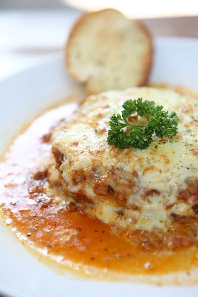Lasagne z mięsem i serem — Zdjęcie stockowe