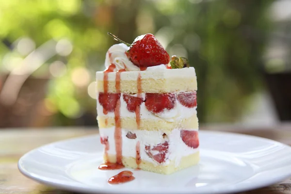 Gâteau aux fraises sur bois — Photo