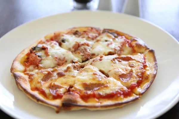 Pizza skinka och svamp — Stockfoto