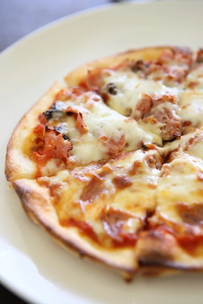 Presunto de pizza e cogumelo — Fotografia de Stock