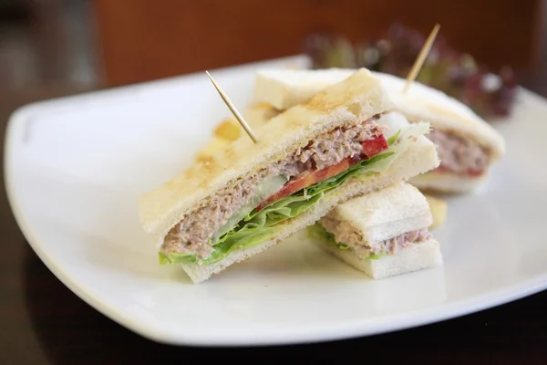 Tonfisk sandwich på trä bakgrund — Stockfoto