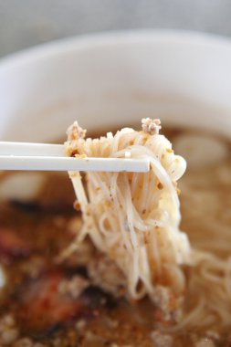 sıcak ve baharatlı Tay noodle üzerinde tom yum çorbası