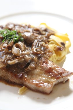 Spagetti ile ızgara porkchop