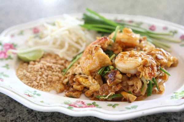 Thai Food Padthai gebratene Nudeln mit Garnelen — Stockfoto