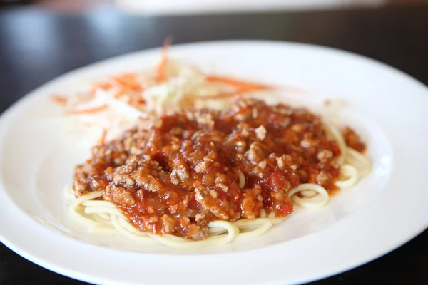 豚肉のトマト煮込みのスパゲッティ — ストック写真