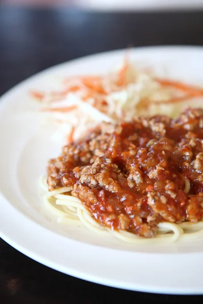 Espaguetis con cerdo en salsa de tomate —  Fotos de Stock