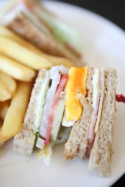 Клубний бутерброд з фоном на дереві — стокове фото