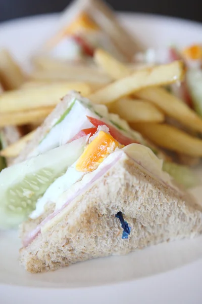 Клубний бутерброд з фоном на дереві — стокове фото