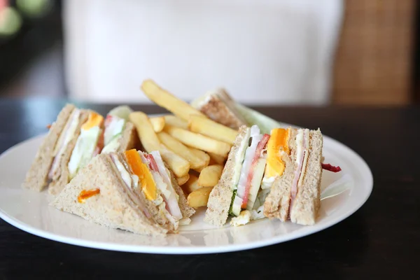 Клубный сэндвич на дереве — стоковое фото