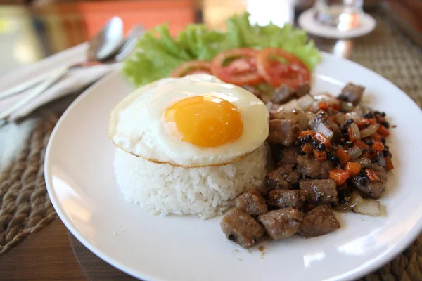 Rosbief met zwarte peper en gebakken ei op rijst — Stockfoto