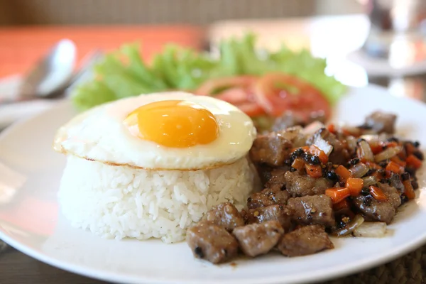 Carne assada com pimenta preta e ovo frito em arroz — Fotografia de Stock