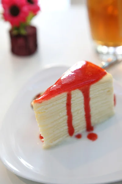 Крабовый пирог с клубничным соусом на тарелке — стоковое фото