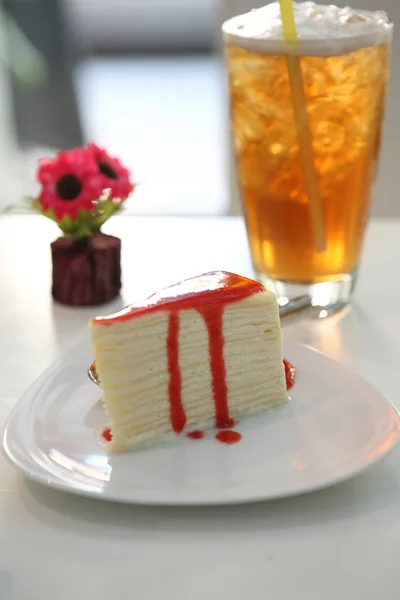 Κρεπ κέικ περιχύνουμε με σάλτσα φράουλας πλάκα — Φωτογραφία Αρχείου