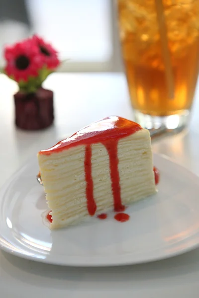 Krep dort nalijeme s jahodovou omáčkou na desce — Stock fotografie