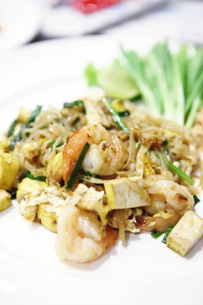 Thaimat padthai stekta nudlar med räkor — Stockfoto