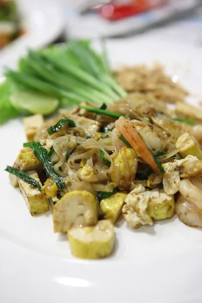 Thais eten padthai gebakken noedels met garnalen — Stockfoto