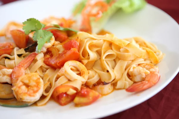 Meeresfrüchte-Pasta mit Tomatensauce — Stockfoto