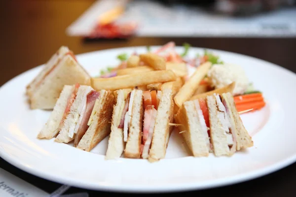 Club sandwich avec café sur fond bois — Photo