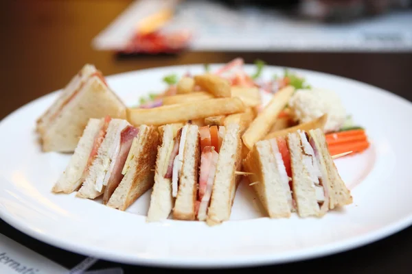 Sándwich Club con café sobre fondo de madera —  Fotos de Stock