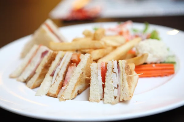 Club sandwich med kaffe på trä bakgrund — Stockfoto