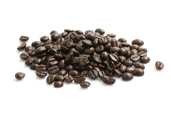 Kávová zrna izolován v bílém pozadí — Stock fotografie