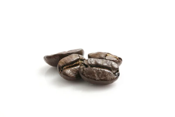 Granos de café aislados en fondo blanco — Foto de Stock