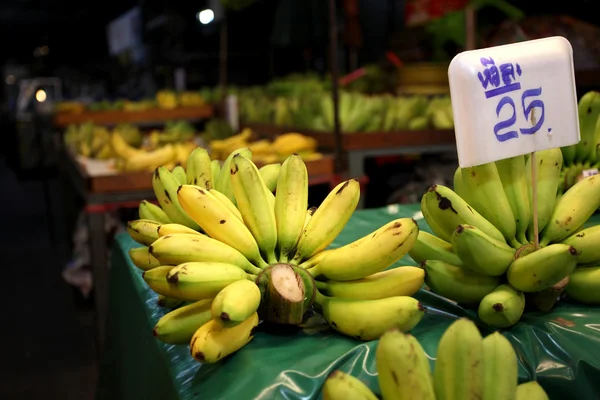 Banana no mercado noturno — Fotografia de Stock