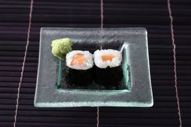 ahşap zemin üzerine somon maki sushi