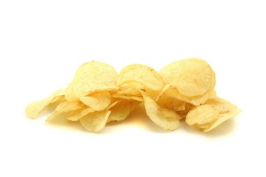 patates cipsi beyaz zemin üzerine izole yığını
