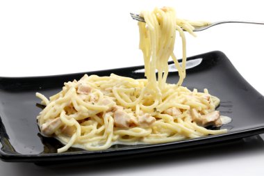 Spagetti carbonara beyaz zemin üzerine