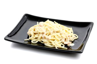 Spagetti carbonara beyaz zemin üzerine