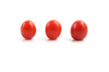 Beyaz arka planda izole kiraz domates