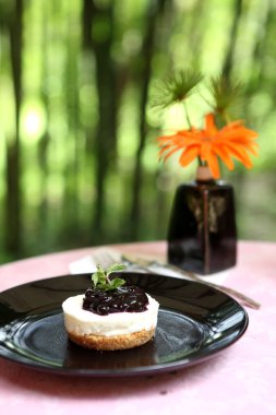 Yaban mersinli cheesecake dilim